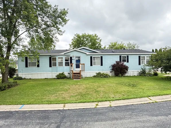 611 Opal Ave, Lannon, WI 53046