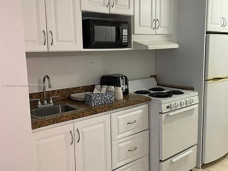 19201 Collins Ave #640 — Photo 8