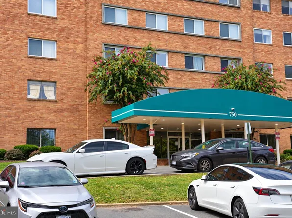 750 S Dickerson St APT 103, Arlington, VA 22204