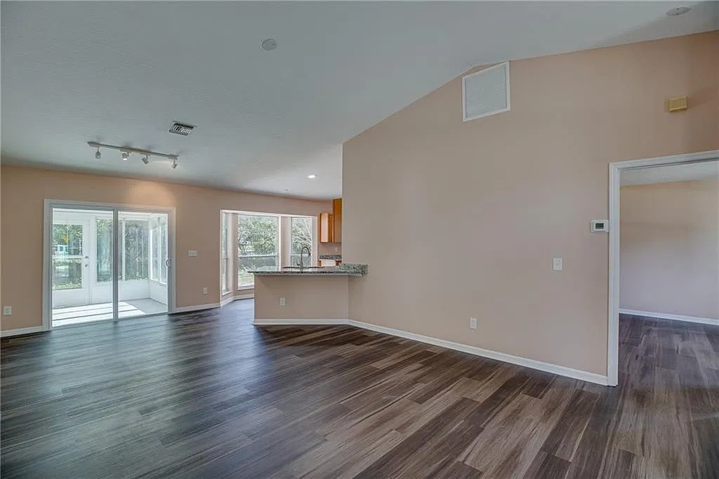 3 bed, 2.0 bath, 1389 sqft, $2,000 — Photo 3