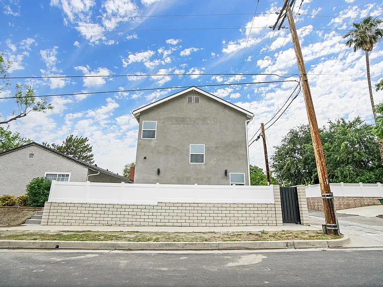10900 Baird Ave — Photo 3