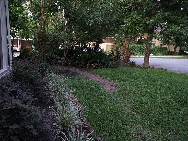2404 Nottingham St — Photo 4