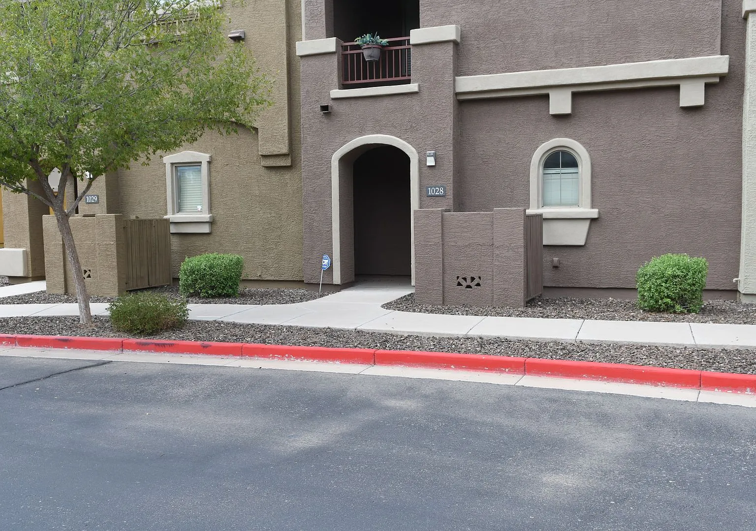 Ideal 2 Br 2.5 Ba 2 Car Garage Townhouse Near Pecos and Dobson in Chandler — Photo 1