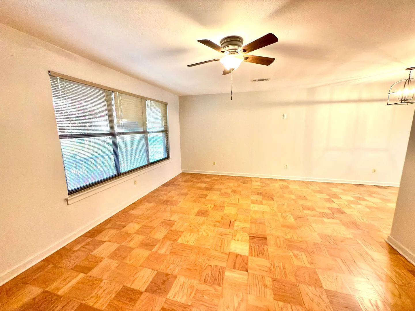 Spacious 5 Bedroom, 2.5 Bath Home with Whole-House Generator in Baton Rouge! — Photo 4