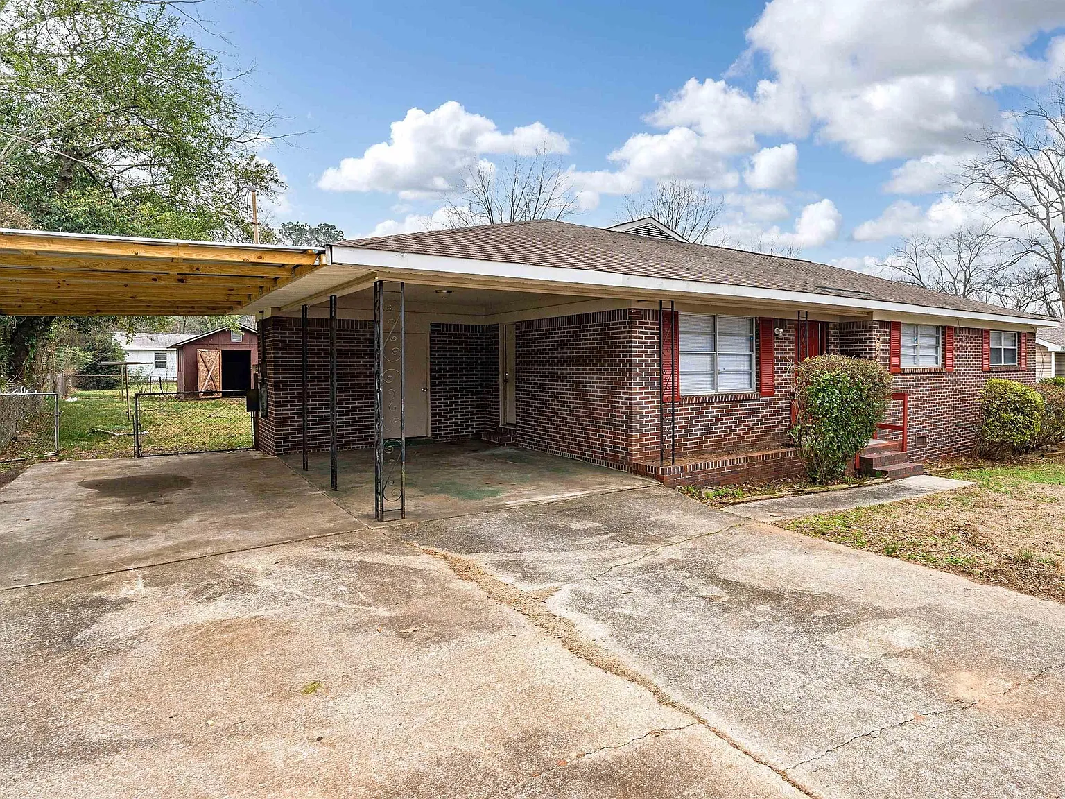 3 bed, 1.0 bath, 1450 sqft, $1,050 — Photo 2