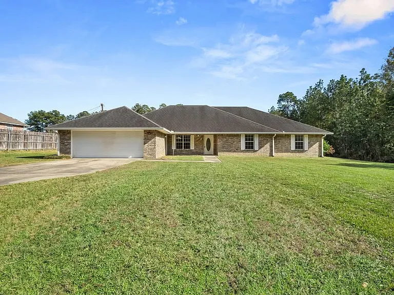 708 Woodland Dr — Photo 2