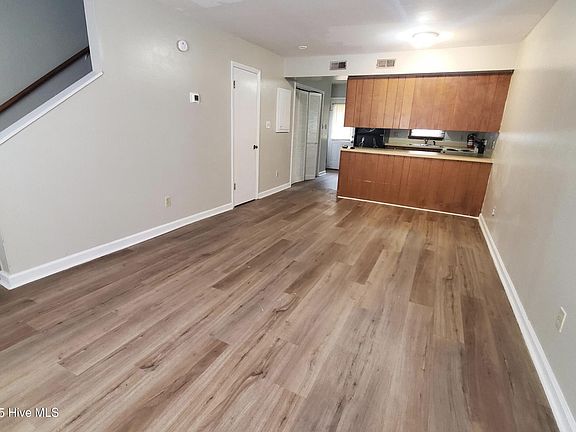 5th image of 102 Cedar Court #D-G