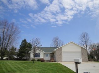 1402 Pinewood Ct, New London, WI 54961