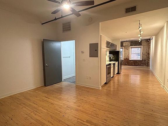 4th image of 423 Greenup St #203