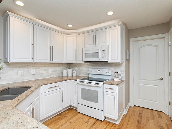 4th image of 9905 Sunflower Pl