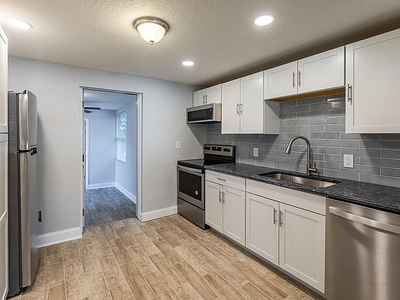 5th image of 1544 Menlo Ave