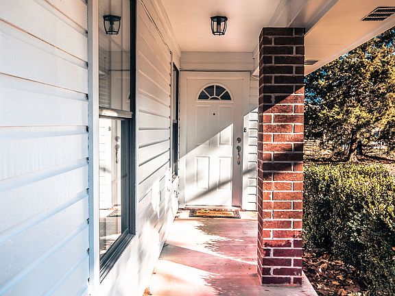 3rd image of 2021 E Lufkin Ave