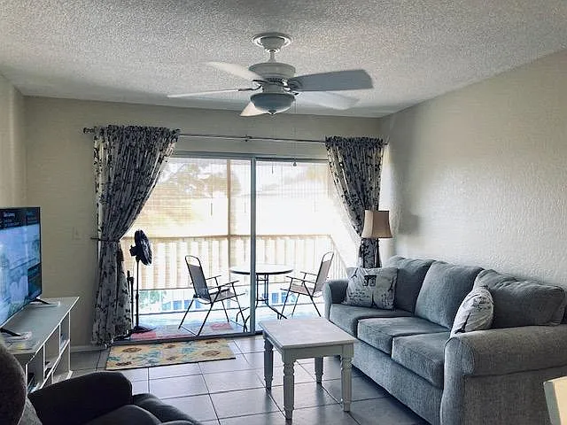 2 bed, 900 sqft, $1,800 — Photo 1