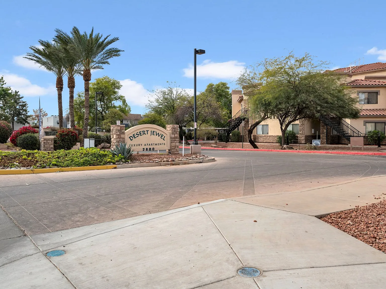 Desert Jewel Apartments — Photo 1