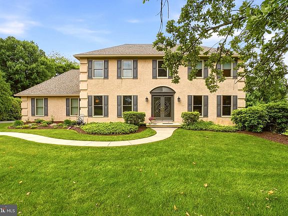3rd image of 525 Beaumont Cir