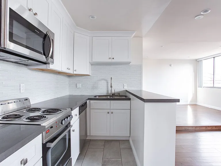 724 N West Knoll Dr — Photo 3