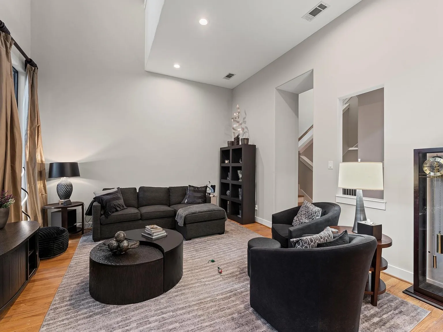 3 bed, 2.5 bath, 2505 sqft, $3,200 — Photo 4