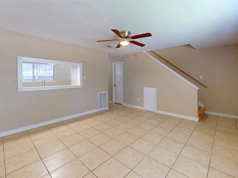 210 W G St — Photo 4