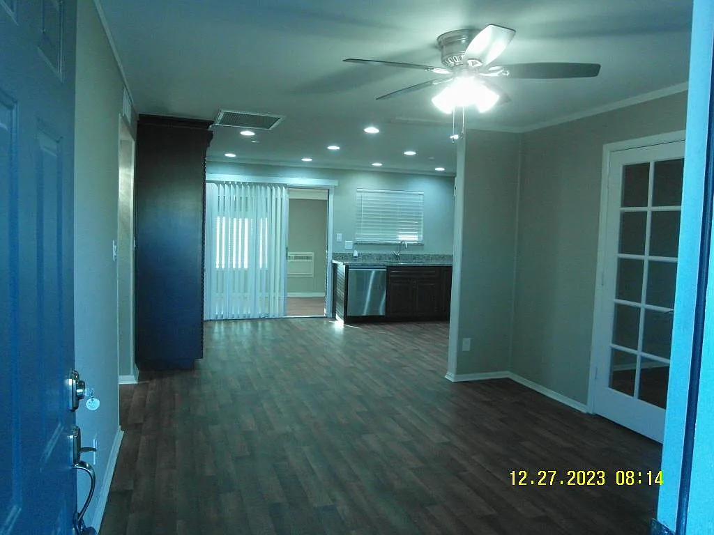 905 W Saint John Rd — Photo 2