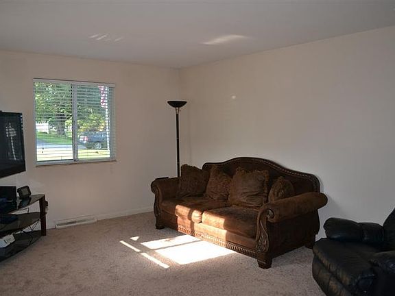 3rd image of 690 Loda Dr