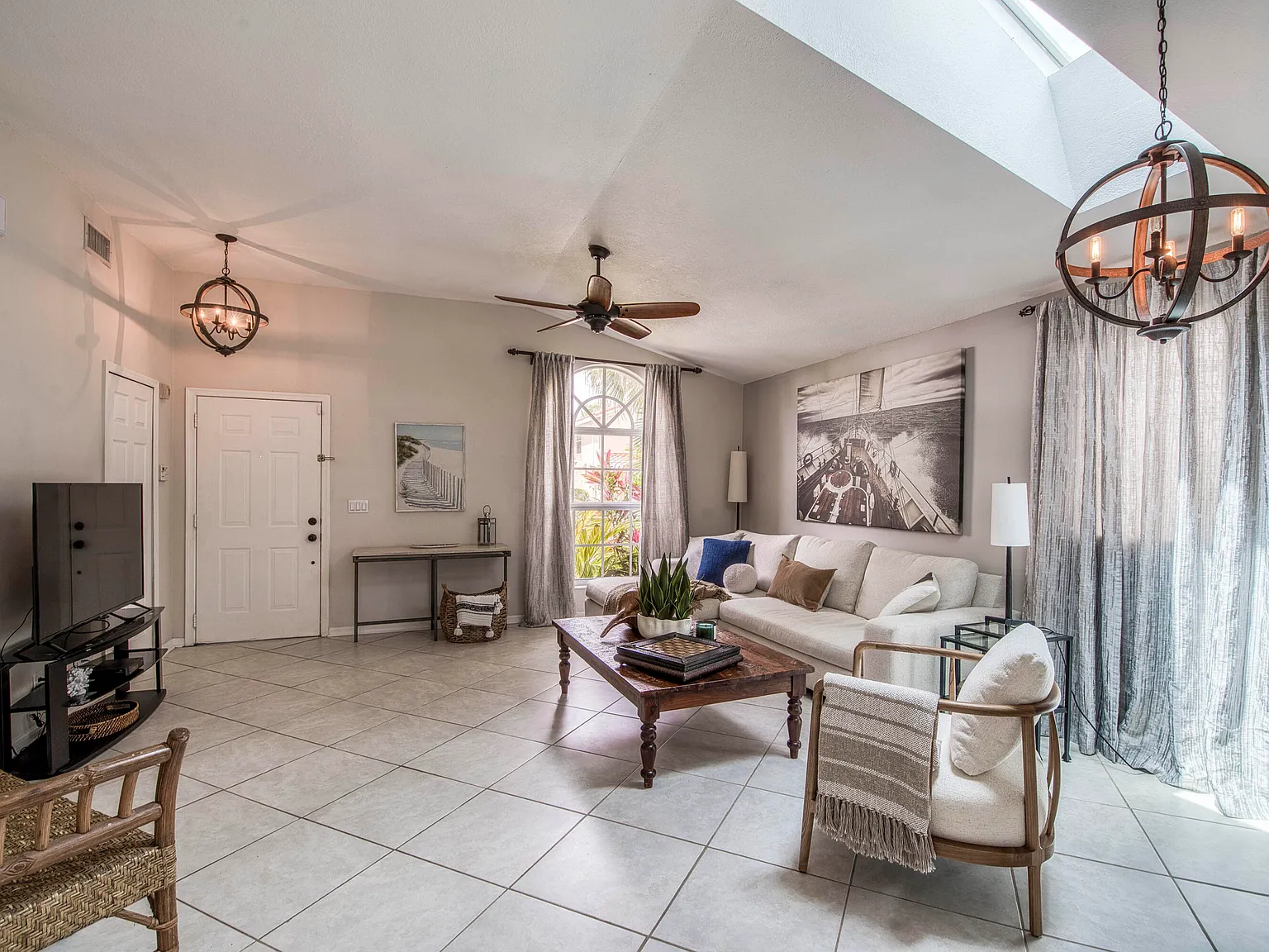 3 bed, 2.0 bath, 1701 sqft, $4,200 — Photo 3