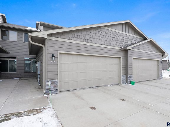 3rd image of 227 E Ivy Rd