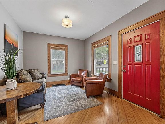 4th image of 415 N Governor St