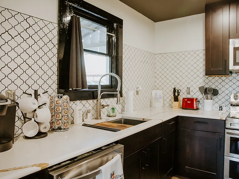 604 W Pecan St — Photo 37