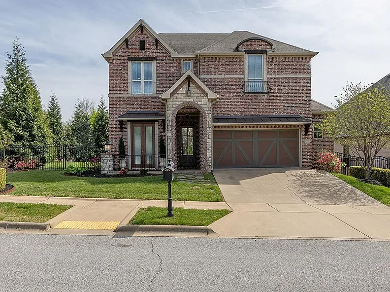 1235 E Adelaide Ln — Photo 1
