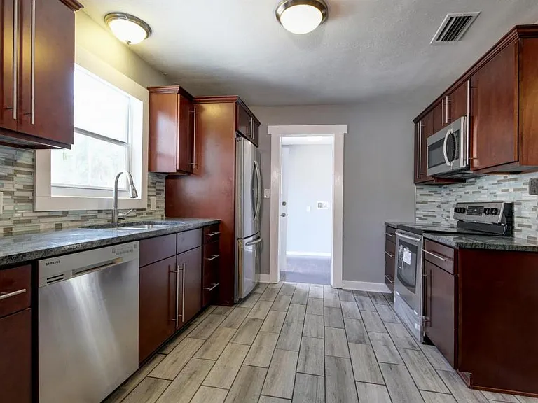 1421 Rogers St — Photo 7