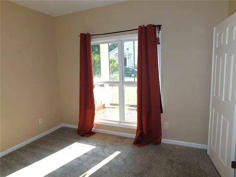 1005 Linam St SE — Photo 4