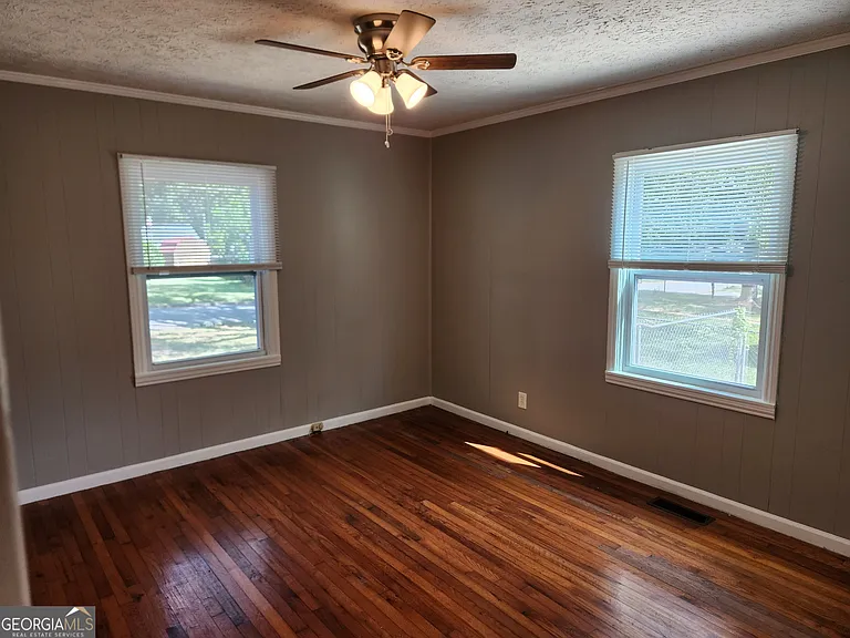680 Shannon Cir NE — Photo 4