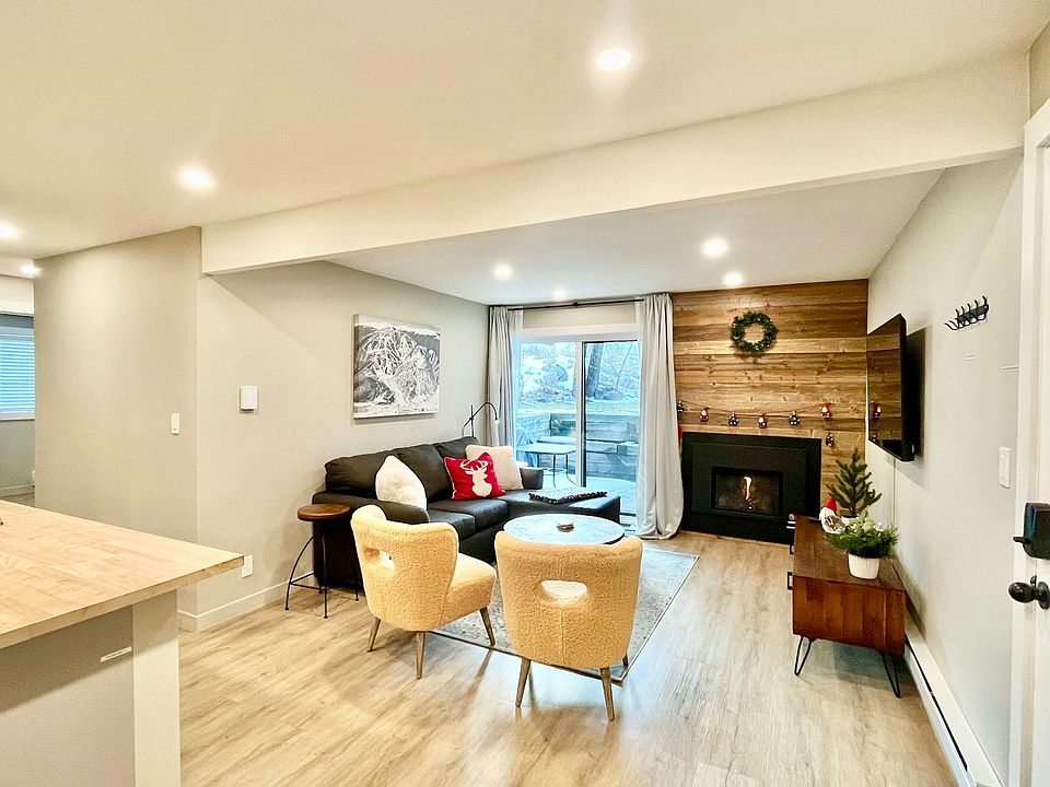 Living Room with gas fire place