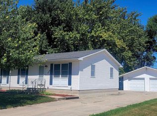 808 Maple Ln, Clear Lake, IA 50428