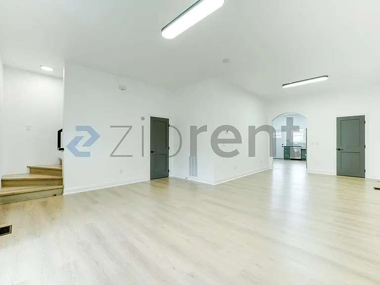 615 S Yakima Ave — Photo 5