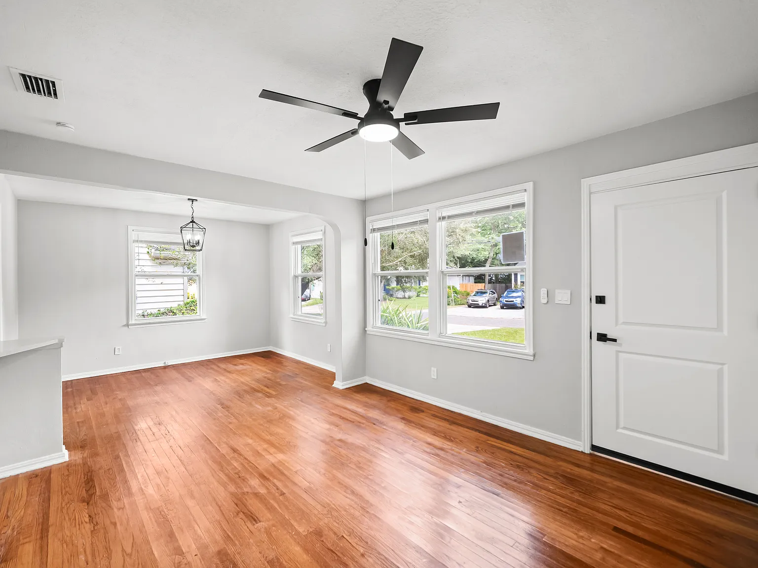 3 bed, 937 sqft, $2,200 — Photo 3