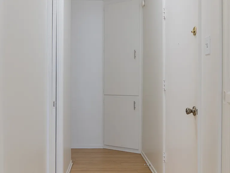 Gayley Manor Apartments — Photo 40