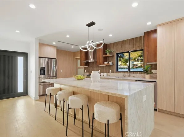 21407 Mulholland Dr, Woodland Hills, CA 91364
