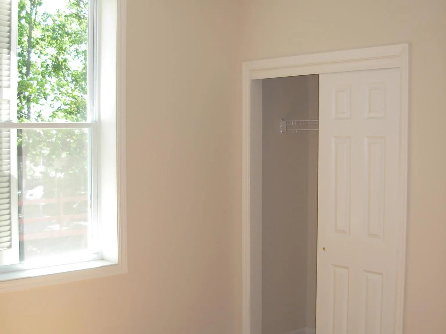 4 bed, 1.5 bath, 1400 sqft, $2,400 — Photo 2