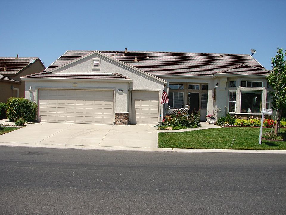 2 car garage w/golf cart 