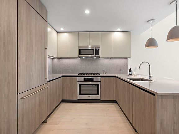 4th image of 151 Bay St #2105