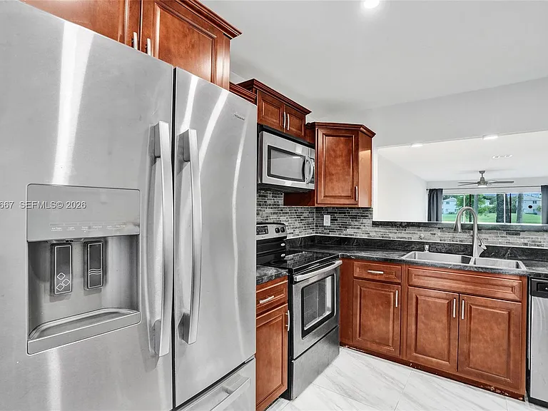 9540 NW 65th St #D8 — Photo 9