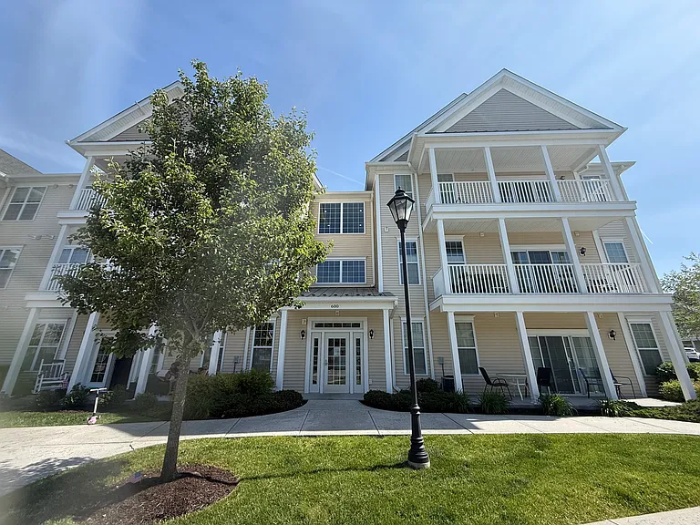602 Center Meadow Ln — Photo 3