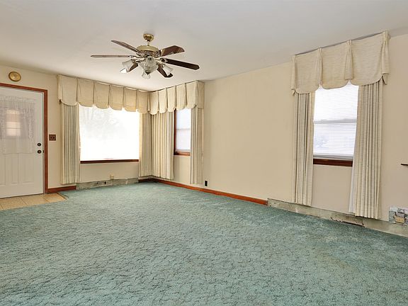 4th image of 104 N Broadway St
