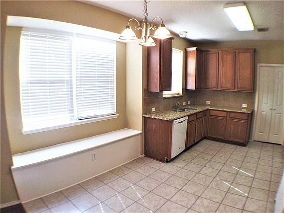 5th image of 603 Castleford Dr