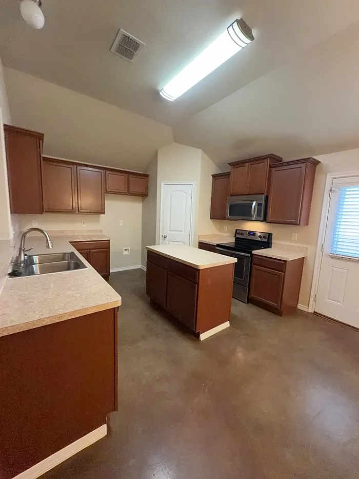 4 bed, 2.0 bath, 1751 sqft, $1,950 — Photo 2