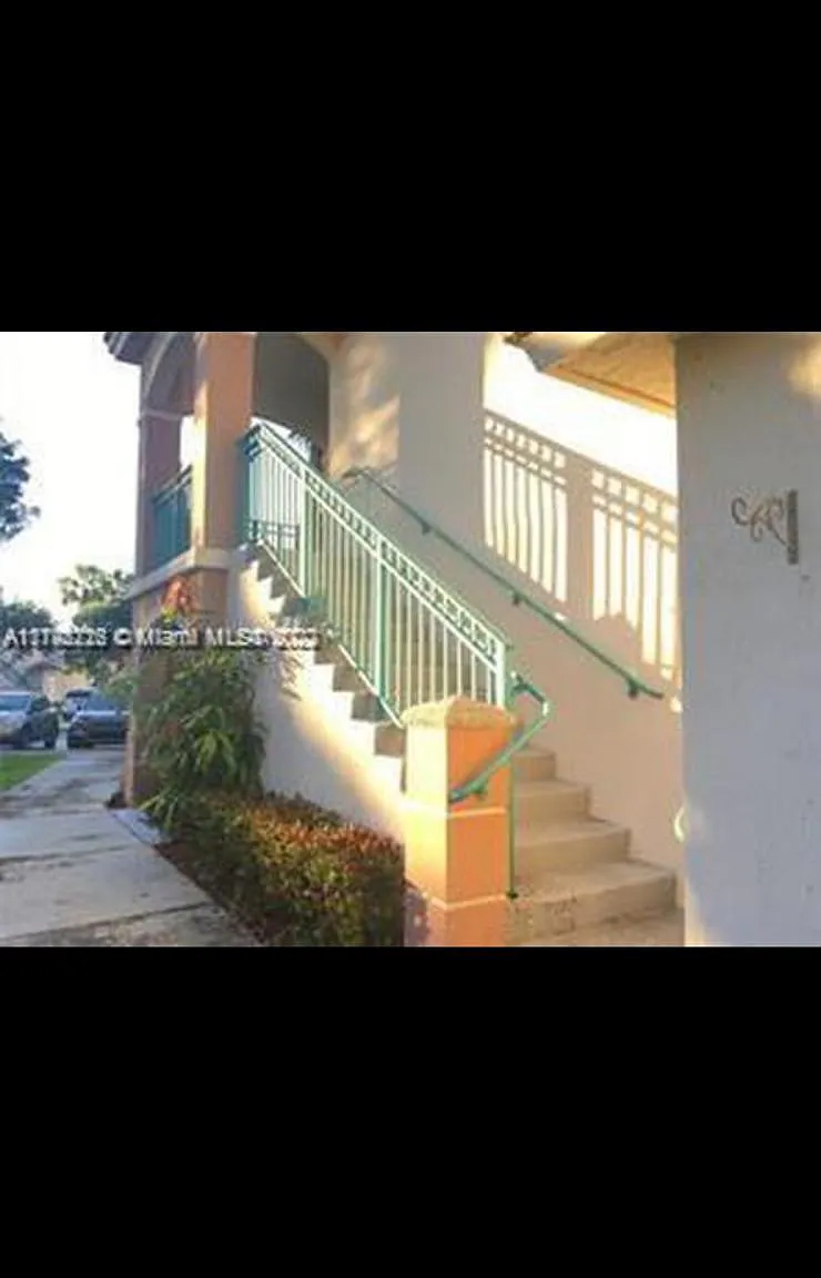 3 bed, 1024 sqft, $2,145 — Photo 1