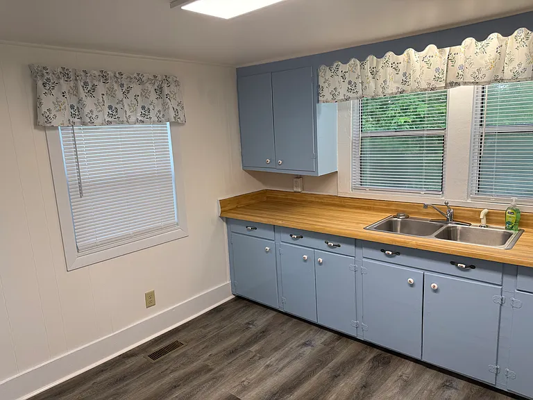 1090 King Edward Ave SE — Photo 8