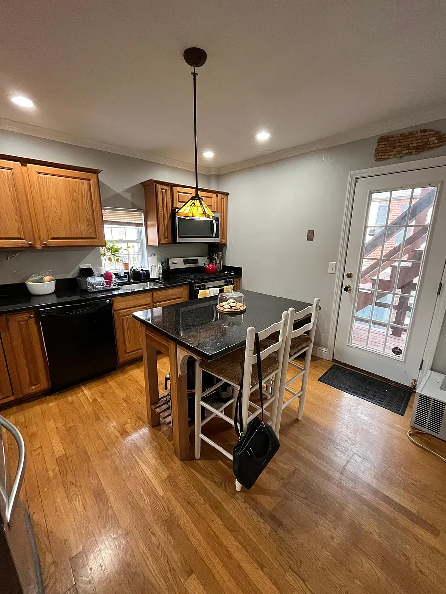 Building Photo - 675 E 8th St #2