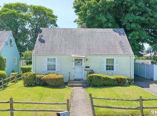 11 Redfield Rd, Fairfield, CT 06824